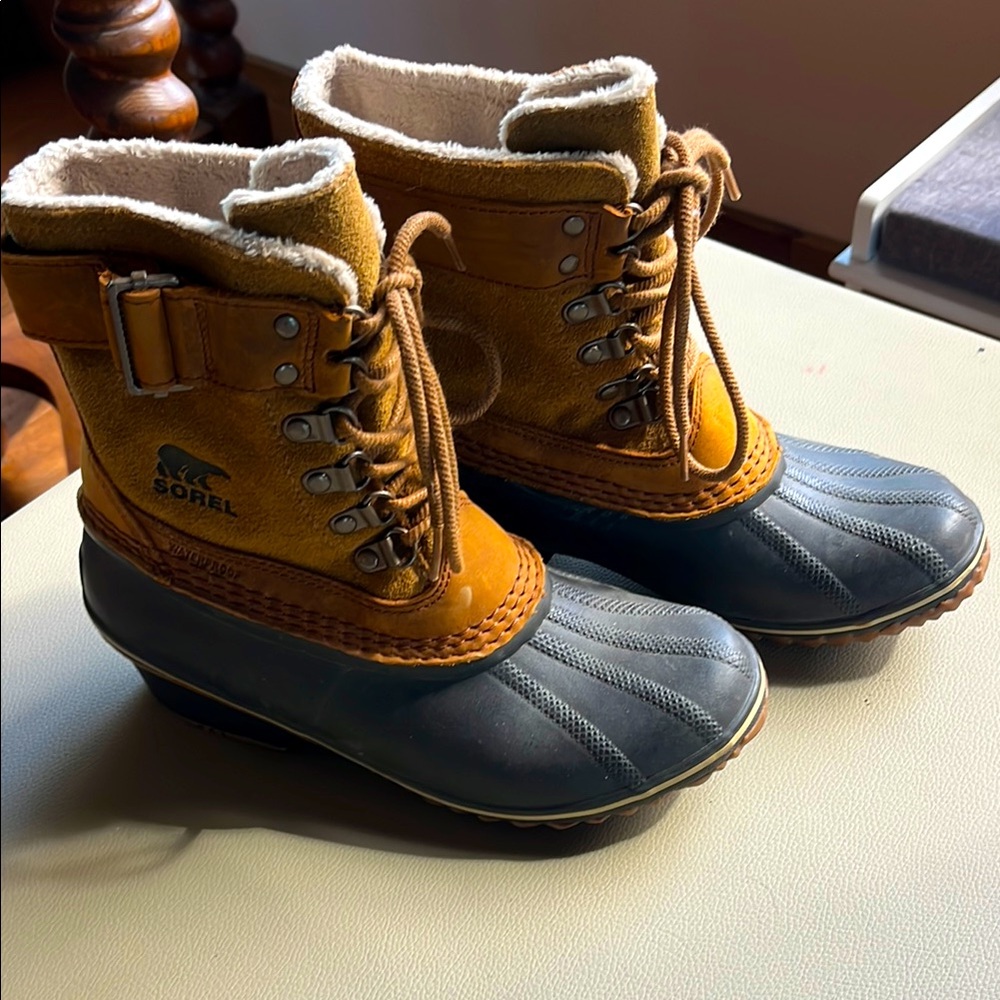 Sorel Two-Tone Lace-Up Winter Boots in Brown and Black